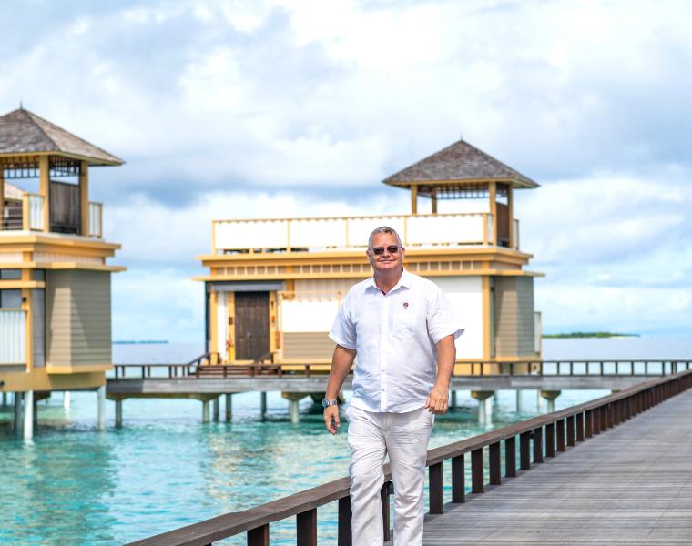 Angsana Velavaru приветствует «главного по Новому году»