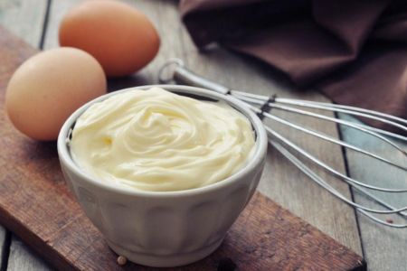 Гастроэнтеролог Садыков перечислил альтернативы майонезу в праздничных салатах