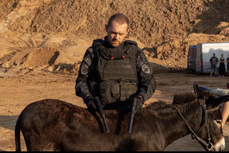 Безбашенный экшн, уморительная  комедия и поиски суперзлодеев в новом сериале PREMIER «Красный 5»