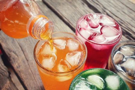 Гастроэнтеролог Садыков: газировка не влияет на вздутие живота