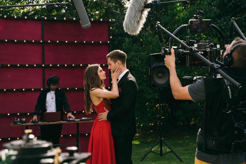 Премьера российской адаптации мирового хита «Постучись в мою дверь» будет доступна зрителям онлайн-кинотеатров Okko и Premier с 12 февраля