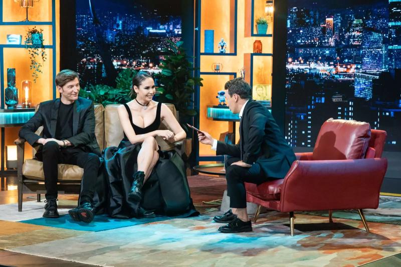 «Обещай, что не выгонишь меня из дома».  Ляйсан Утяшева подарила Павлу Воле мини чау-чау в студии «Шоу Воли»