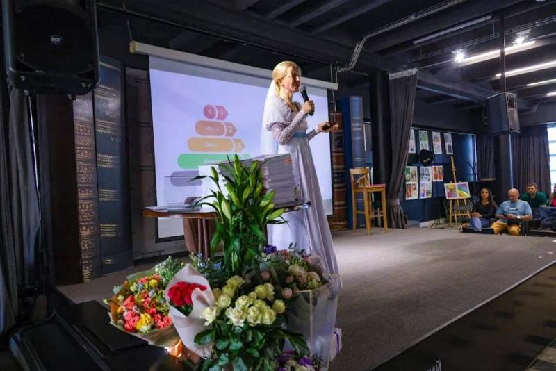 Таня Василькова пришла на презентацию своей книги в свадебном платье