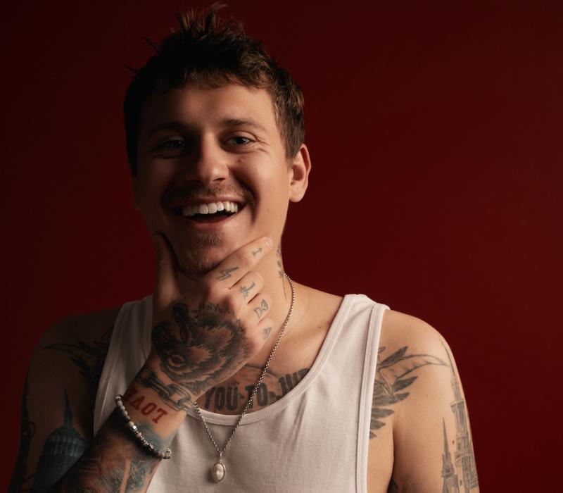 «Вселенная»: Артём Кинг выпустил новую песню о любимой девушке