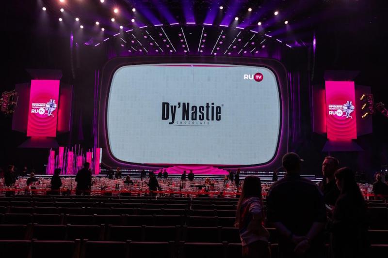 Полеты под куполом, подводный мир и сладкая жизнь: как прошла премия телеканала RU.TV