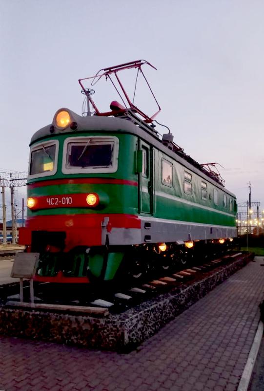 На памятнике локомотиву ЧС2-010 в Барабинске зажглись ходовые огни