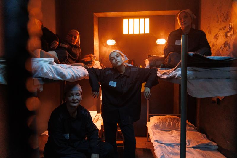 «ХАЙ, СИСТЕРС»
Okko и ТНТ выпустят драмеди про трёх сестёр