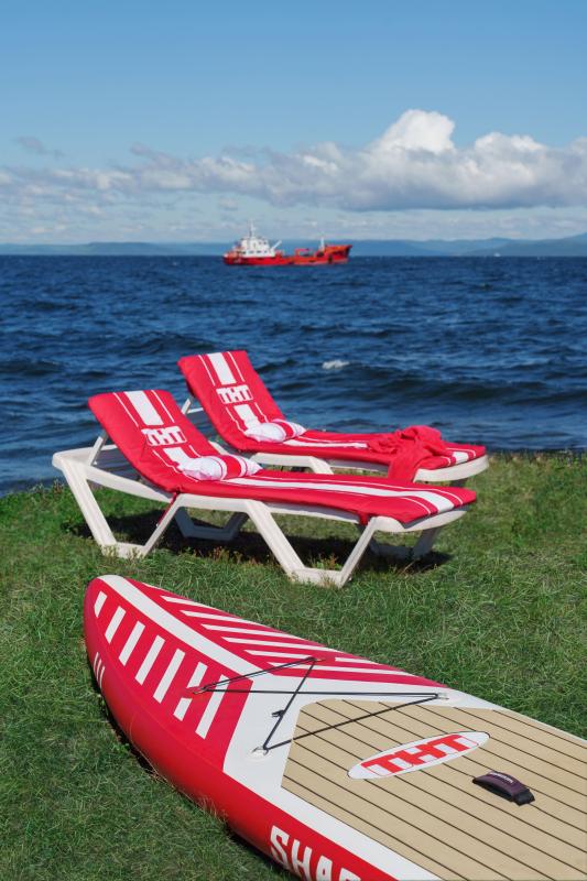 ТНТ открыл брендированную зону отдыха на пляже во Владивостоке