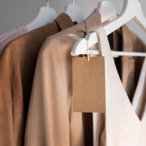 Носить чужие вещи опасно? Дерматолог Энгельгардт объяснила, так ли это