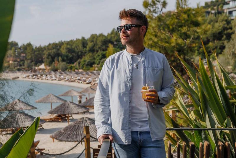 Тravel-эксперт Тариел Гажиенко: куда поехать на осенние школьные каникулы, чтобы можно было загорать и купаться