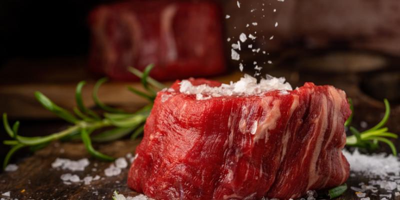 Сколько мяса в день нужно человеку: мнение гастроэнтеролога Садыкова