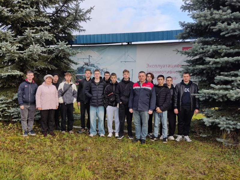 Студенты Вяземской академии технологии и транспорта посетили сервисное локомотивное депо Вязьма.