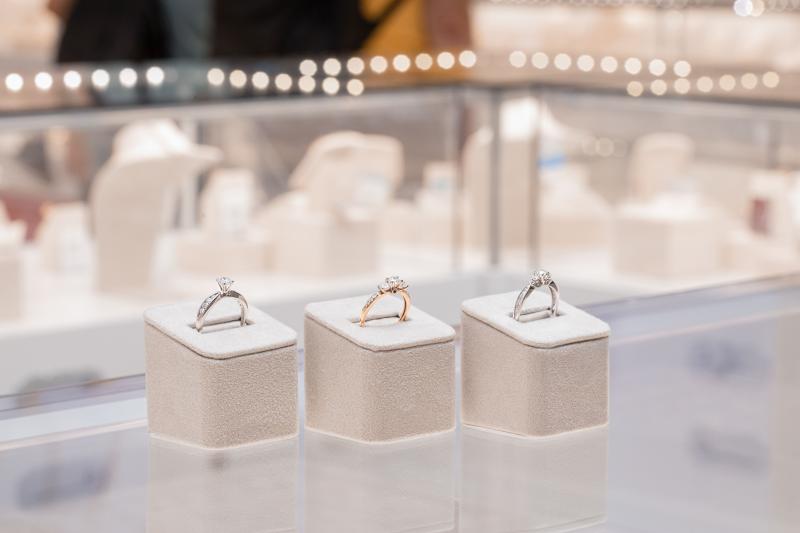 73% мужчин дарят бриллианты до 1 карата, хотя 93% женщин мечтают о камнях крупнее