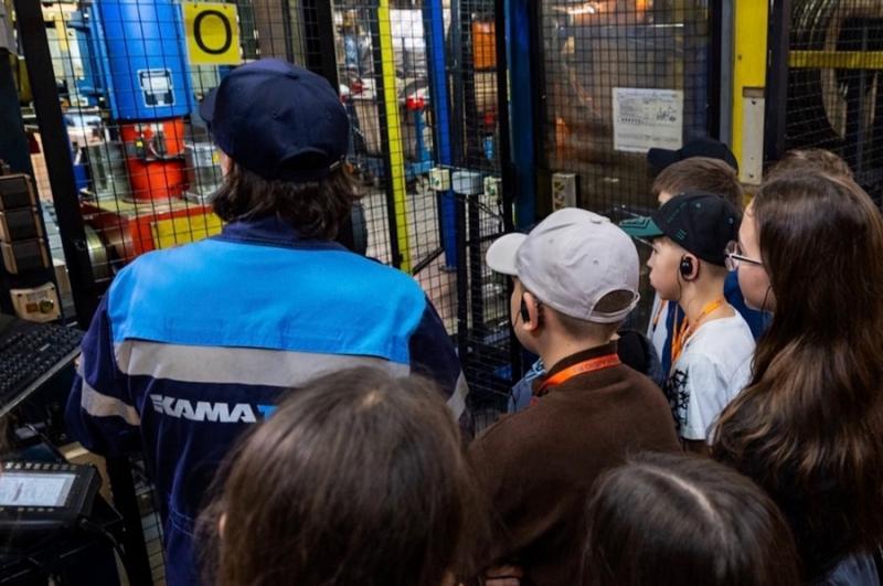 Школьники познакомились с профессиями и технологиями шинного производства