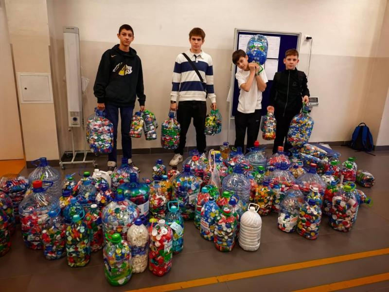 Ученики школы №2120 очистили планету от 20 тысяч пластиковых крышечек